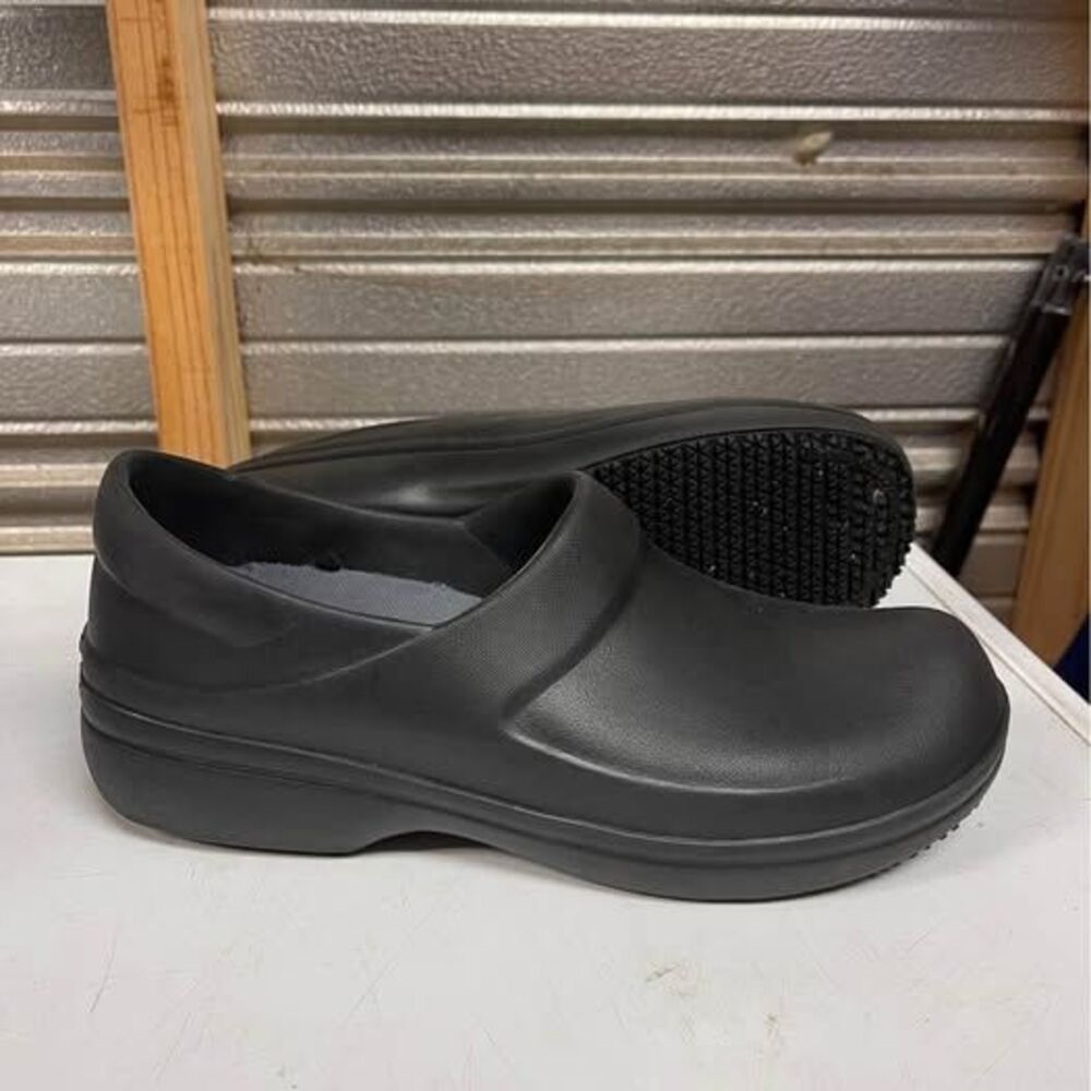Crocs Women’s Work Shoes Size 11 Black Slip Resistant